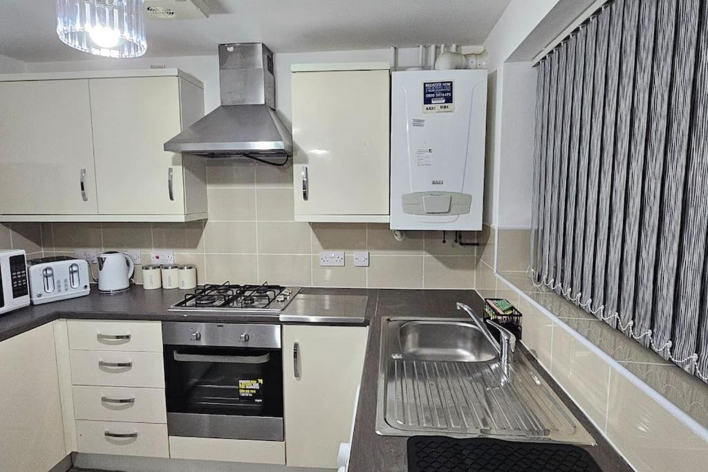 Holiday home New Luxury 3 Bedroom House Next To Coop Stadium & Man Stadium Manchester