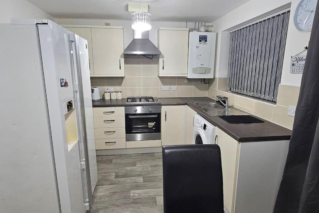 New Luxury 3 Bedroom House Next To Coop Stadium & Man Stadium Holiday home *