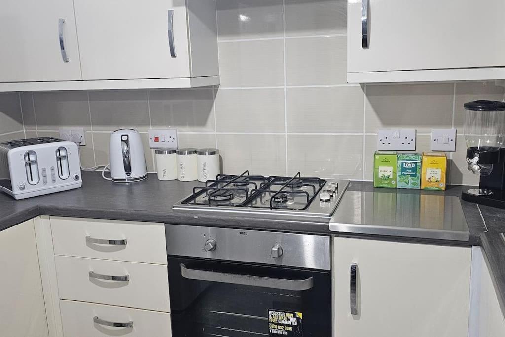 New Luxury 3 Bedroom House Next To Coop Stadium & Man Stadium