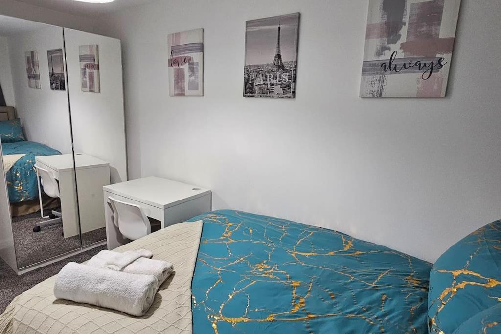 New Luxury 3 Bedroom House Next To Coop Stadium & Man Stadium Holiday home *