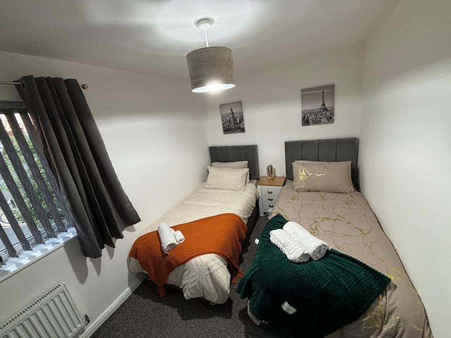 New Luxury 3 Bedroom House Next To Coop Stadium & Man Stadium Holiday home