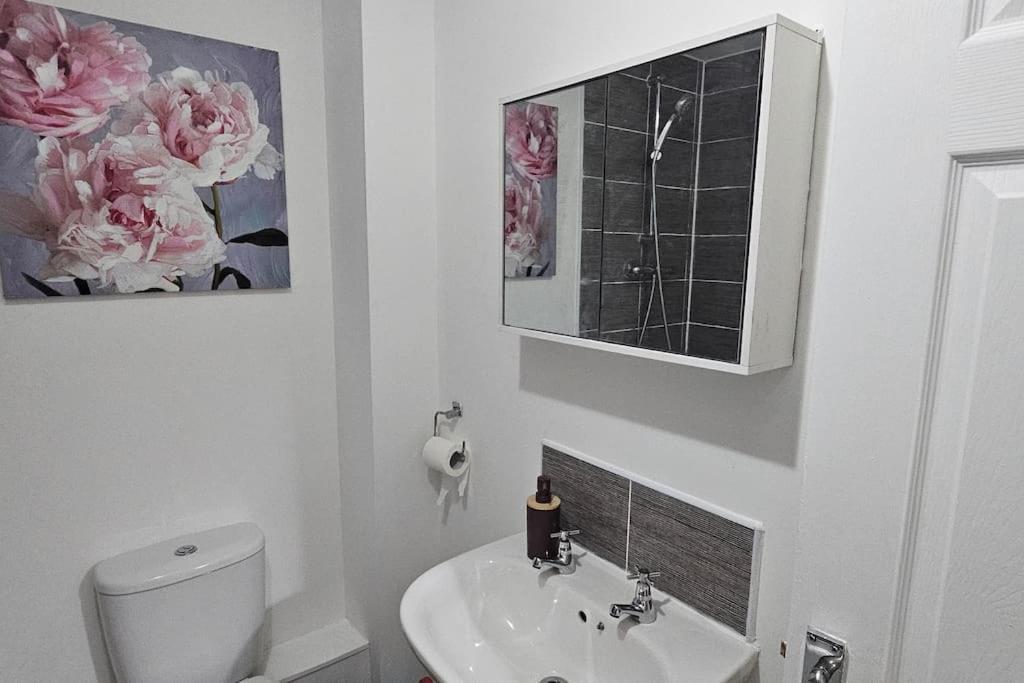 Holiday home New Luxury 3 Bedroom House Next To Coop Stadium & Man Stadium *