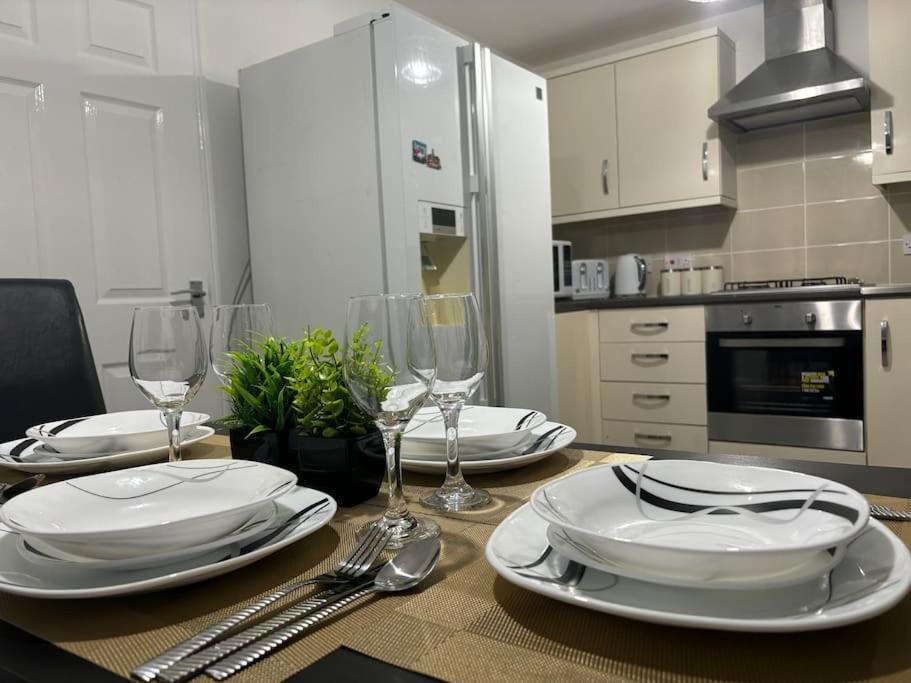 New Luxury 3 Bedroom House Next To Coop Stadium & Man Stadium