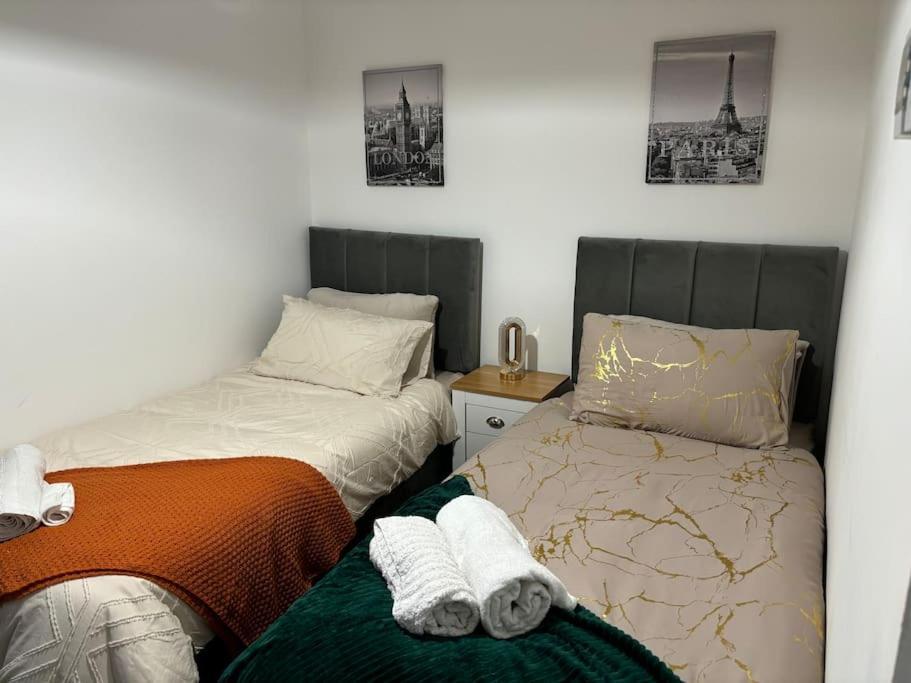 New Luxury 3 Bedroom House Next To Coop Stadium & Man Stadium Holiday home