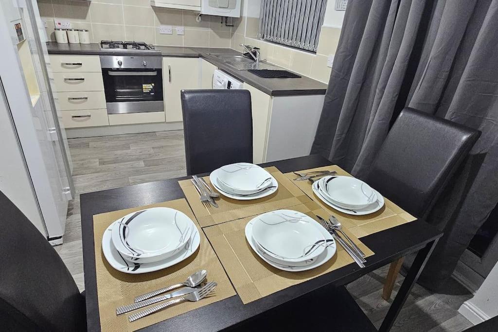 New Luxury 3 Bedroom House Next To Coop Stadium & Man Stadium * Manchester