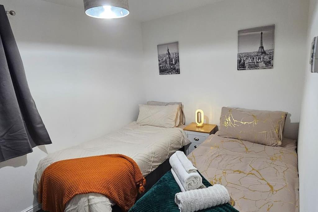 New Luxury 3 Bedroom House Next To Coop Stadium & Man Stadium Holiday home *