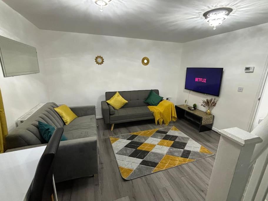 Holiday home New Luxury 3 Bedroom House Next To Coop Stadium & Man Stadium Manchester